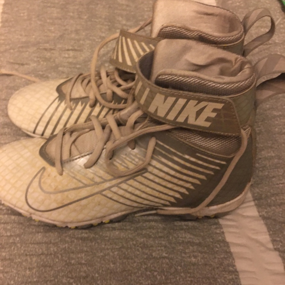 High top Nike cleets boys size 7
